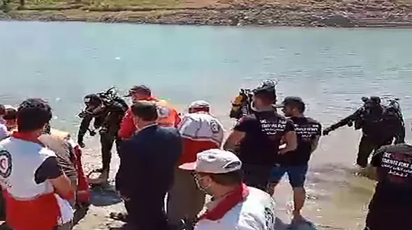 مرگ تلخ مرد جوان در برابر چشمان دوستانش / جسد او از آب بیرون کشیده شد + عکس
