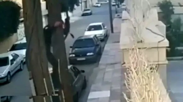 فیلم لحظه سرقت دزد خونسرد در روز روشن / اهواز