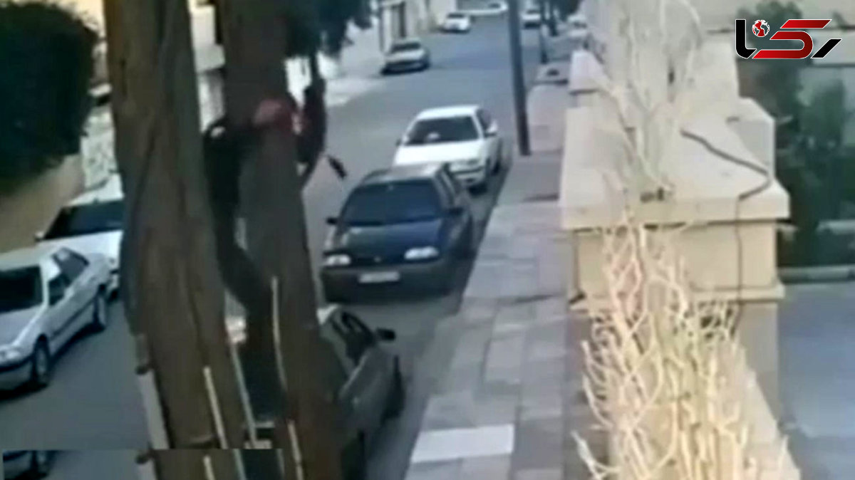 فیلم لحظه سرقت دزد خونسرد در روز روشن / اهواز