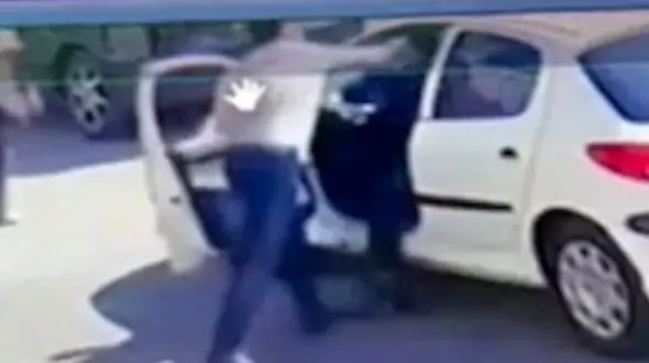 فیلم ضرب و شتم راننده زن جوان توسط یک آقا در شهرک اندیشه کرج