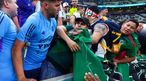 درگیری خونین هواداران آرژانتین و مکزیک + ویدیو