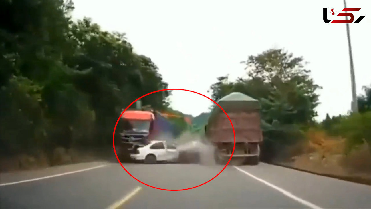 فیلم هولناک از تصادف خودروی لوکس با 2 کامیون در جاده / بین 2 ماشین سنگین پاس کاری شد