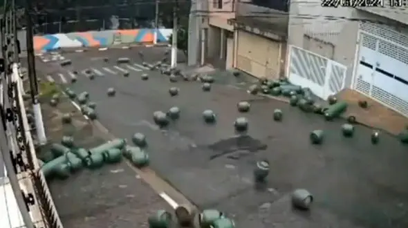 واژگونی خودرو حامل کپسول گاز/فرار ماشین ها برای عدم انفجار