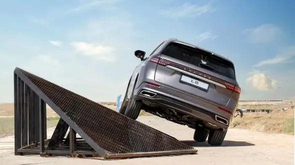 کدام برتر است؟ رویارویی لوکانو L8 و اکستریم LX در بین شاسی‌ بلندهای لوکس