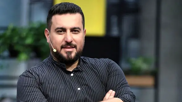 خاطره خنده دار محسن کیایی: در یک نمایشی نقش شمر رو بازی میکردم لحظه ای بود که امام حسین(ع) را کشیدم داخل قتلگاه شمشیر و تیز میکردم یه لحظه دیدم یک مردی با دست بیل اومد تو و من فرار کردم+ویدئو