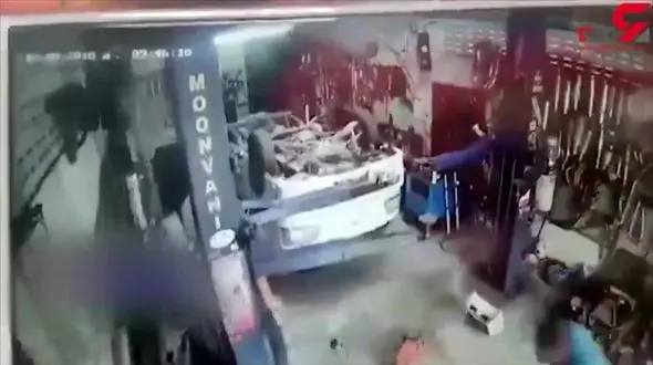 چپ کردن یک کامیون بر اثر اشتباه تعمیرکار + فیلم