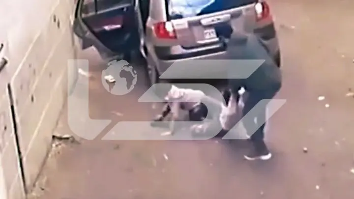 فیلم جدال قهرمانانه پسر بچه 7 ساله با گروگانگیران / او نگذاشت همبازی کوچکتر از خودش را بدزدند