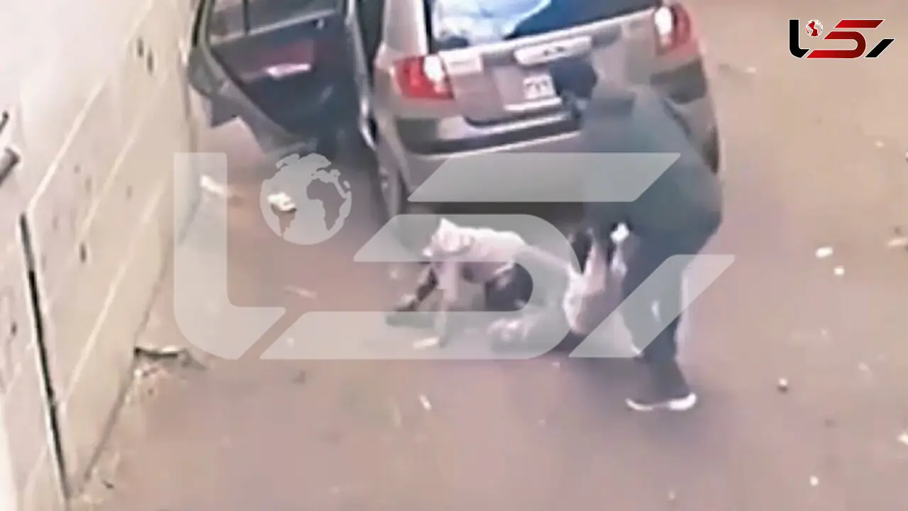 فیلم جدال قهرمانانه پسر بچه 7 ساله با گروگانگیران / او نگذاشت همبازی کوچکتر از خودش را بدزدند