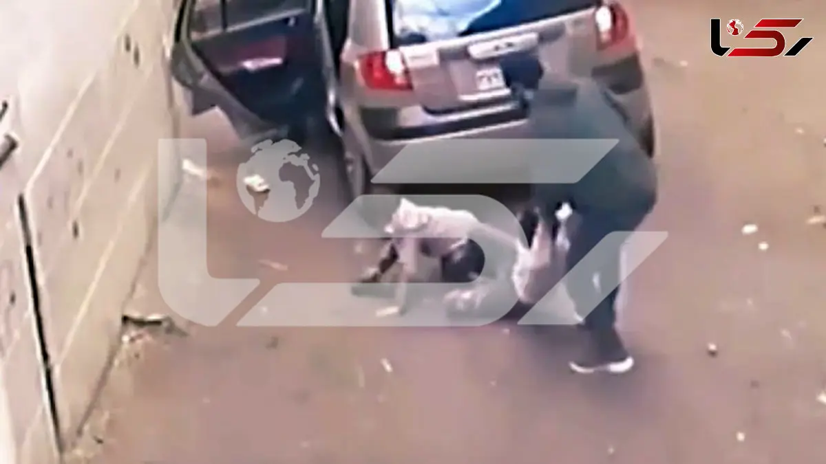 فیلم جدال قهرمانانه پسر بچه 7 ساله با گروگانگیران / او نگذاشت همبازی کوچکتر از خودش را بدزدند