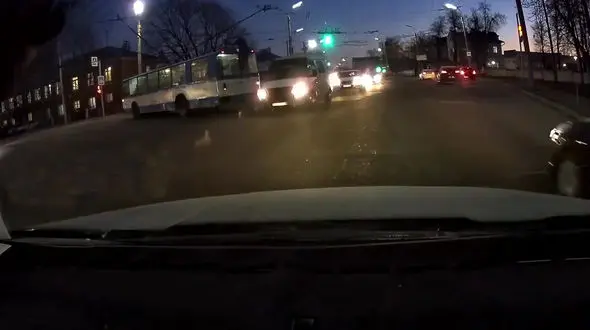 اقدام خطرناک راننده اتوبوس برقی + فیلم