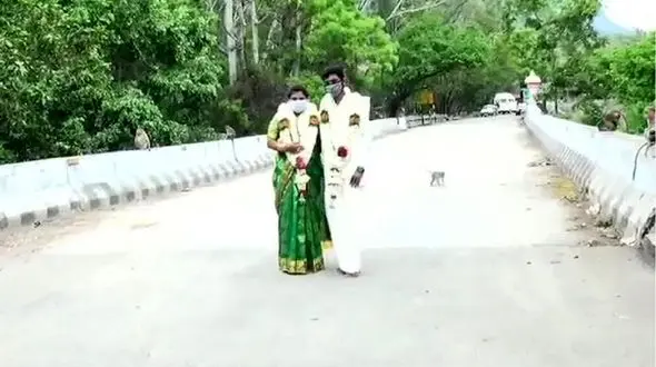 جشن عروسی عجیب به خاطر محدودیت کرونایی + عکس