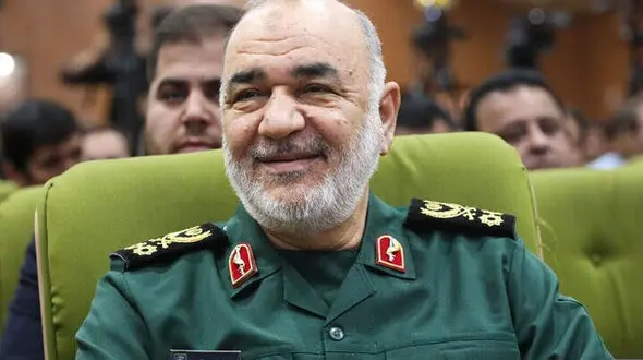 عکس ماندگار از  آخرین جشن تولد سردار سلامی قبل شهادت با کیکی ساده در خانه ای ساده ! / افسوس به مناسبت سالروز تولد فرمانده سپاه / روحش شاد