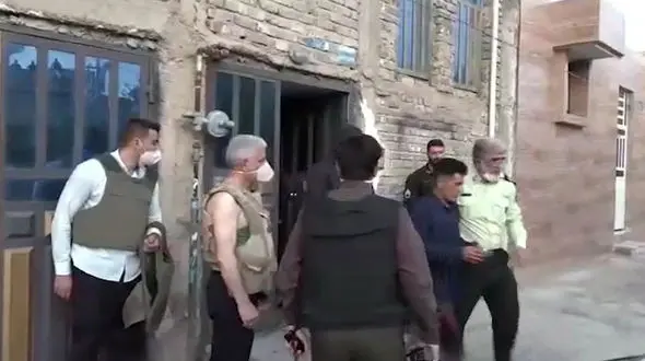 فیلم لحظه گروگانگیری مسلحانه در خانه زن گناوه ای / فرمانده پلیس فارس خودش دست به کار شد