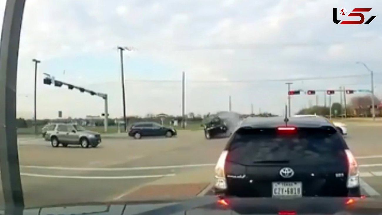 عبور خودرو شاسی بلند با سرعت سرسام آور از چراغ قرمز حادثه آفرید + فیلم