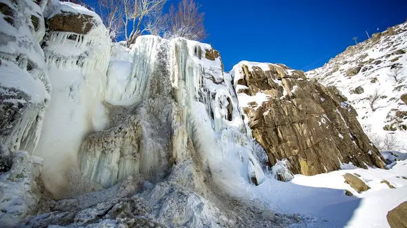 ببینید / بارش نمیه سنگین برف در گنجنامه همدان + فیلم 