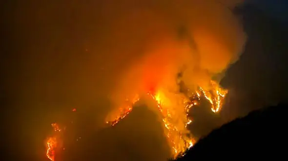 اعزام ۱۷ تیم امدادی و استقرار بالگرد هلال احمر برای مهار آتش‌سوزی الیت / در جریان آتش سوزی جنگل های هیرکانی ۵ نفر مصدوم شدند