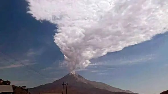 ماجرای ابرهای شکل‌گرفته بالای قله دماوند چه بود؟