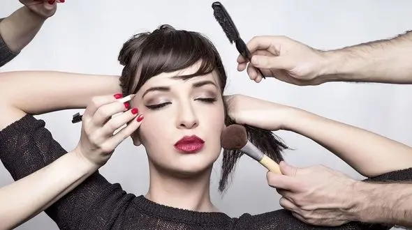  آرایشگاه سیار به راه افتاد/ میک‌آپ فوری در تاکسی! 