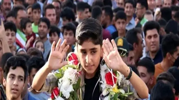 فیلم آواز  بهشتی آهنگ  لری با ابهت علی طولابی ! /  صدای محشرش در فستیوال بین المللی را بشنوید ! + فیلم