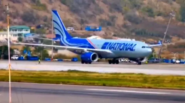 ببینید/ تصاویری از یک اتفاق عجیب/ برخورد ایرباس ۳۳۰ با پایه نورافکن فرودگاه! + فیلم