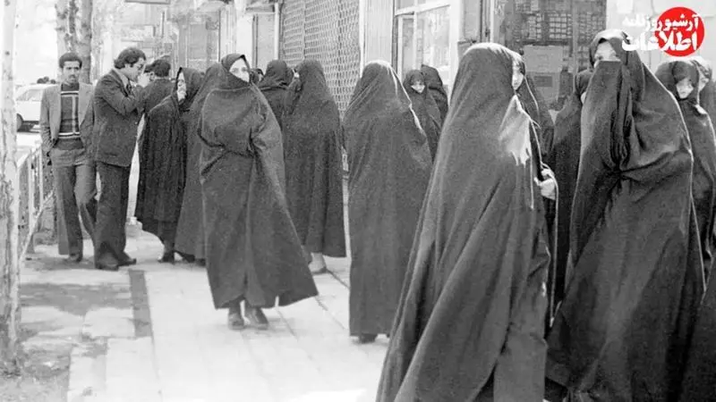 با خروج محمدرضا پهلوی و فرح دیبا از کشور در ۲۶ دی ۱۳۵۷ روند حوادث انقلاب اسلامی به سمت پیروزی سرعت بیشتری گرفت. مجموعه عکس‌هایی از روزهای ۲۶ و ۲۷ دی ۱۳۵۷ تماشا کنید که از نقاط مختلف تهران بعد از خروج شاه برداشته شده. 