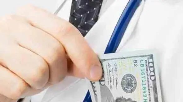 اعتراض بی نظیر پزشکان کانادایی به افزایش حقوق / ما حقوق اضافه نمی خواهیم!