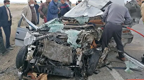 عکس دلخراش / مرد یاسوجی میان آهن پاره های 206 له شد 