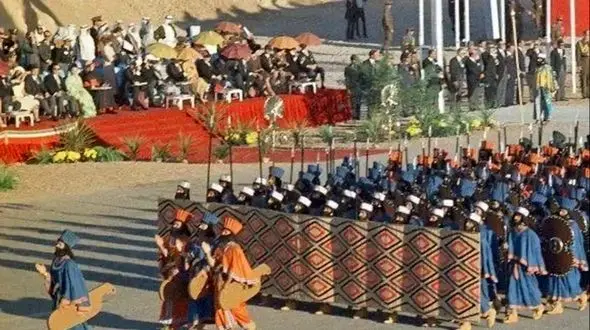 نگاهی به اولین ویدئوی هوایی از تجمل بی‌پایان چادرهای جشن‌های 2500 ساله در تخت جمشید/ روایتی از پرهزینه‌ترین و پر زرق‌ و برق‌ترین مراسم تاریخ ایران در مهرماه 1350