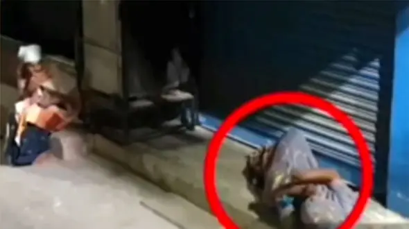 ببینید / سرقت به شیوه‌ای باورنکردنی با استفاده از لباس افراد کارتن‌خواب! + فیلم 