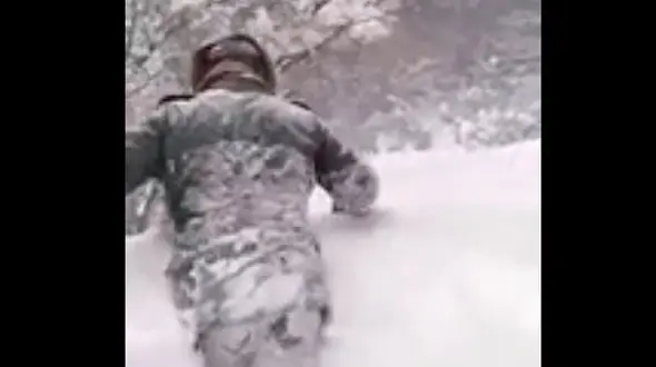 فیلمی از فداکاری محیط بانان در دل برف و سرمای استخوان سوز