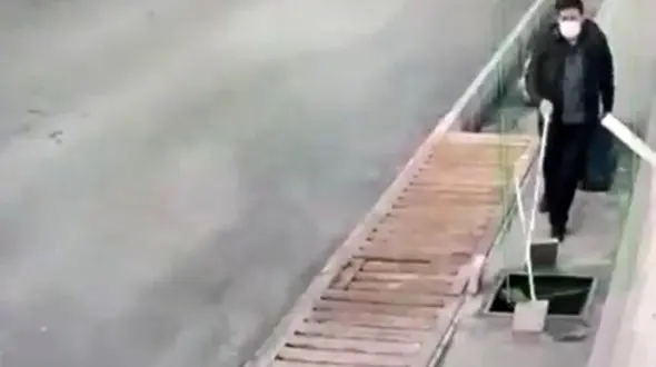 فیلم لحظه سقوط نابینای ایرانی در کانال بدون دریچه!