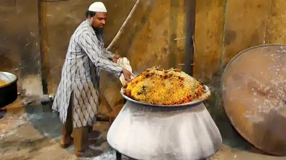 غذای خیابانی هند؛ پخت بریانی گوسفندی لذیذ در قلب حیدرآباد + فیلم