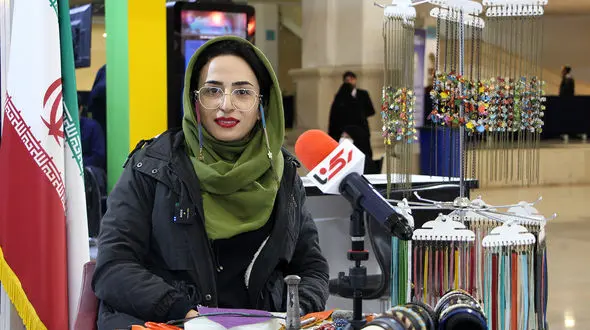 روز جهانی دستبند در غرفه رکنا / دستبندهای این زن ایرانی در استرالیا و کانادا هم خریدار دارد + فیلم
