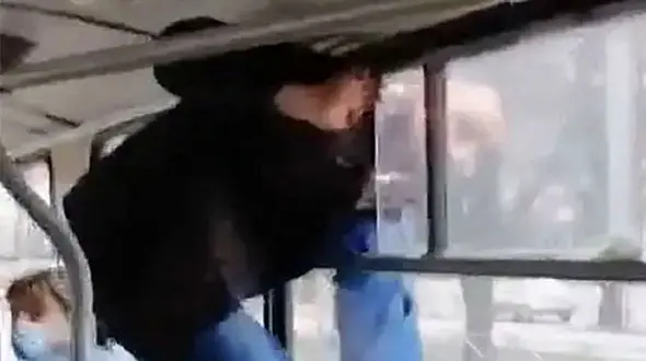 حرکت عجیب مسافر برای پرداخت نکردن هزینه بلیط + فیلم