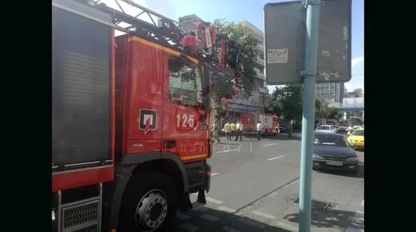 بانک تجارت در پل حافظ تهران آتش گرفت 