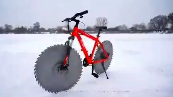 دوچرخه سواری روی برف و یخ + فیلم