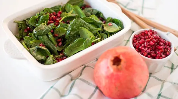  سالاد اسفناج و انار برای درمان بیماری کم خونی + دستور تهیه