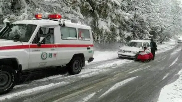 قیچی شدن یک اسکانیا و مسدود شدن راه کیاسر / کمک به 112 مسافر سرگردان