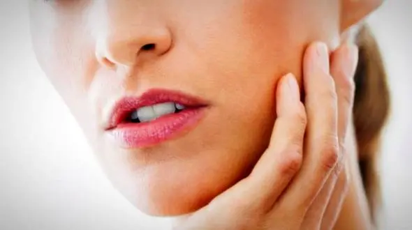 علائم حساسیت دندان‌ ها هنگام غذا خوردن؛ چه باید بدانید؟