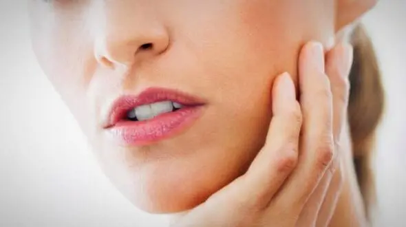 علائم حساسیت دندان‌ ها هنگام غذا خوردن؛ چه باید بدانید؟