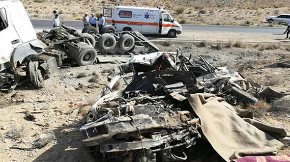 پرس شدن پراید با 4 سرنشین زیر چرخ های ترکیده کامیون + تصاویر وحشتناک 