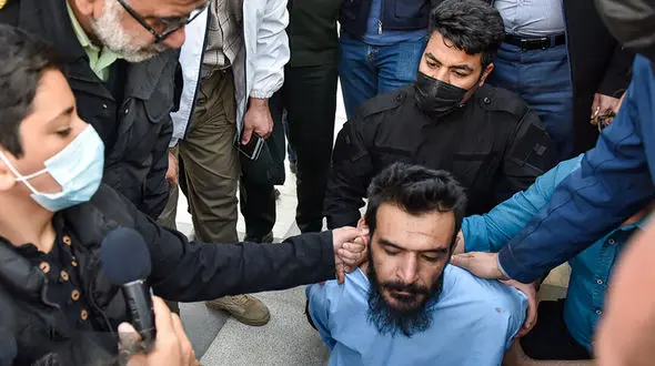 11 عکس از لحظه لحظه بازداشت قاتل شهید رنجبر / گوش قاتل در دست پسر 