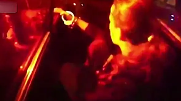 فیلم لحظه فرار زن دستگیر شده با خودروی پلیس +تصاویر