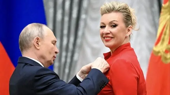 هدیه جالب پوتین به خانم سخنگو  + عکس