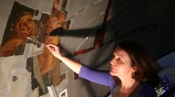 کشف نقاشی 200 ساله روی سقف کلیسا 