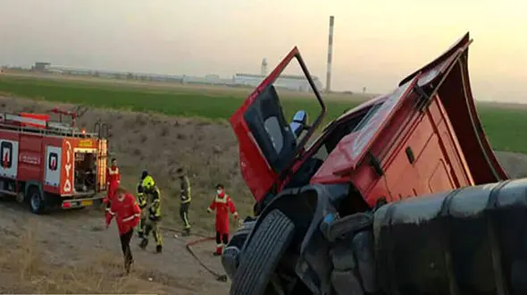 تانکر 25 هزار لیتری الکل در جاده بوئین زهرا - قزوین چپ کرد