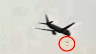 غوغای بشقاب‌ پرنده‌ای که کنار هواپیما دیده شد / 12 نفر خشکشان زد ! + عکس