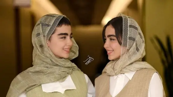 فیلم /  اولین رونمایی  سنا و سونیا حسینی از برادران خوشتیپ و خوش قد و قواره شان ! / مرسی داداشیام که هستید و پشتم به وجودتون گرمه !