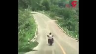 حمله مار به موتورسوار وسط جاده!+فیلم