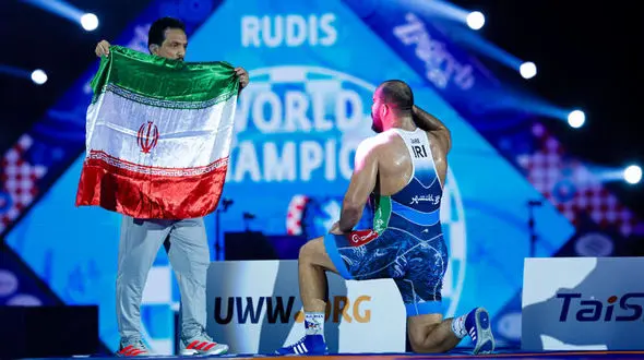 پیام رهبر انقلاب به قهرمانان تیم ملی کشتی آزاد: از تلاش اعجاب‌انگیز و رفتار تحسین‌آمیز شما تشکّر میکنم / آفرین بر شما